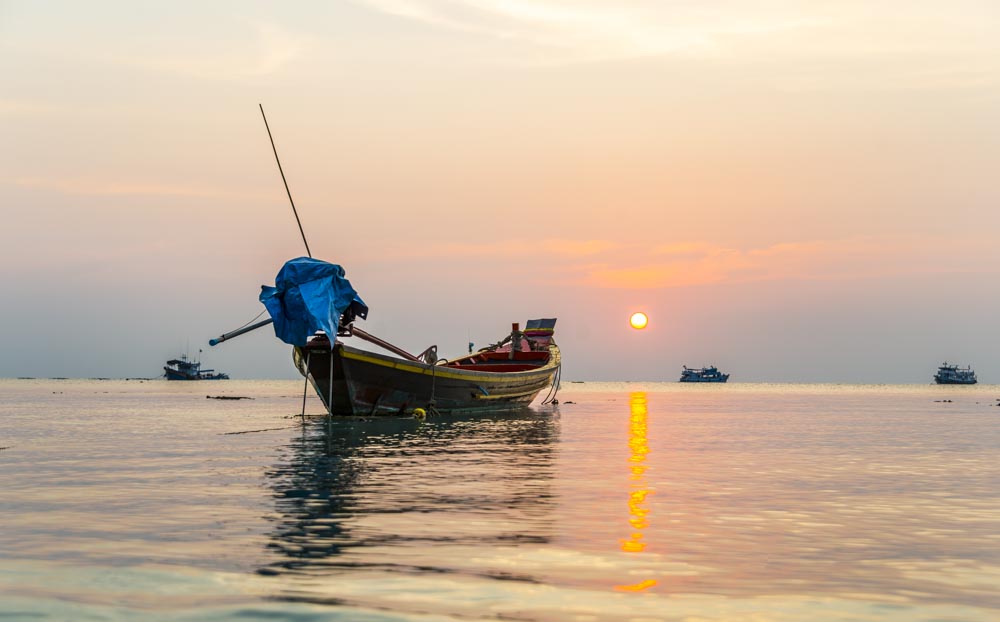 koh-tao-boat-sunset-thailand-backpacking