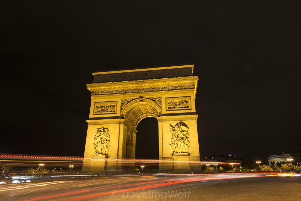 arc de triomphe at night